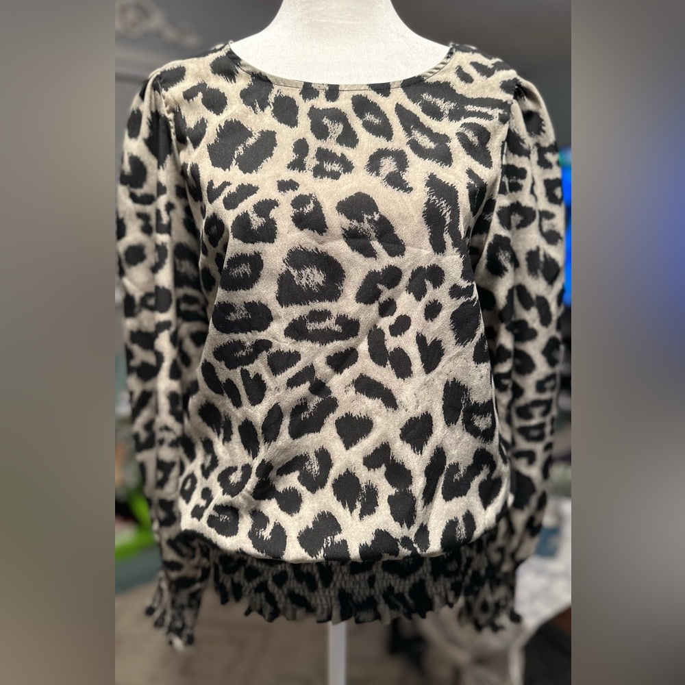 Solution brand leopard  print blouse. Elastic cuffs and hem.